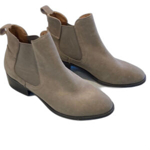 Steve Madden Dicey Suede Leather Taupe Grey Tan Ankle Chelsea Boots Size 8.5